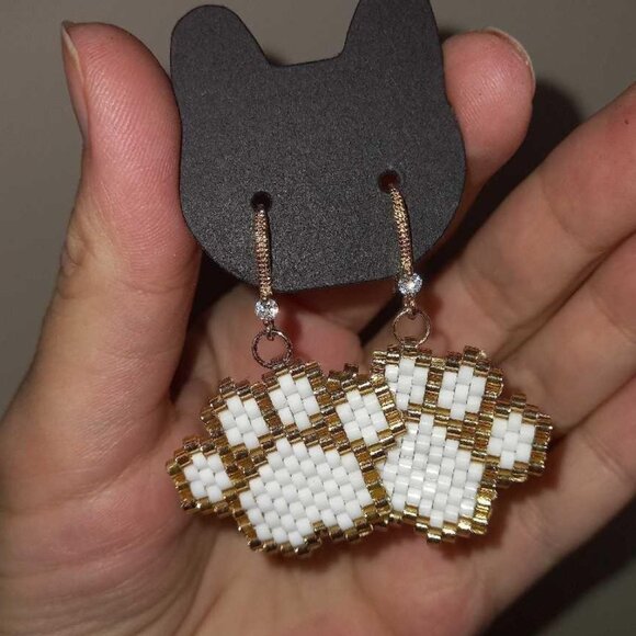 Beaded Paw Print Earrings – 💕 Gift for the pet moms – 18K gold plated hooks - Picture 2 of 5